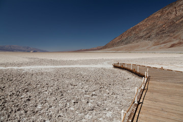 Spękana ziemia w Death Valley