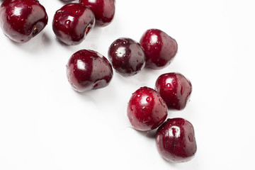 Kirschen aud weißem hintergrund