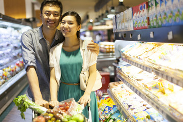 Obraz premium Young couple shopping in supermarket