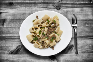 Piatto di pasta : mezze maniche con funghi, piselli, prezzemolo. 