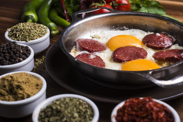 Sahanda Sucuklu Yumurta