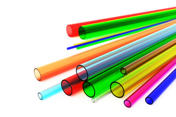 Stos różnobarwnych, szklanych rur na białym tle