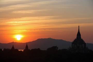 Fototapeta na wymiar Birmanie, coucher de soleil sur les pagodes de Pagan
