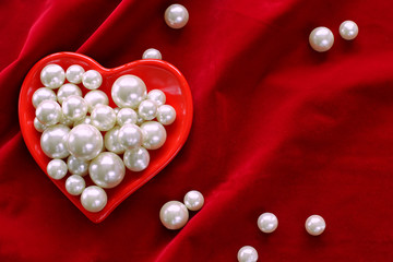 Plate with pearls on red velvet 
