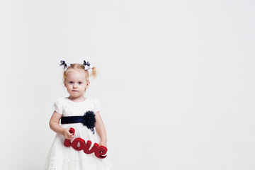 Девочка с надписью 