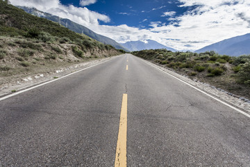 Naklejka premium Road in Tibet, China