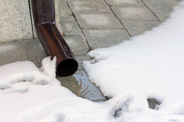 Tau- und Regenwasser aus der Dachrinne