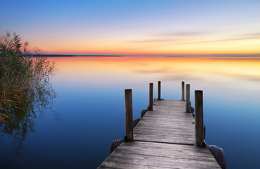 Fototapeta na wymiar amanecer en el lago azul