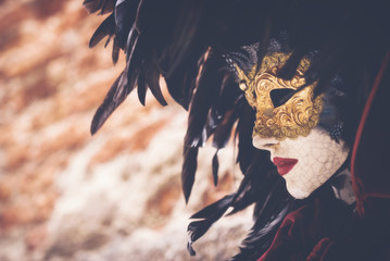 Karnawałowa maska - dekoracyjna maska na ulicach Wenecji. - 99454453