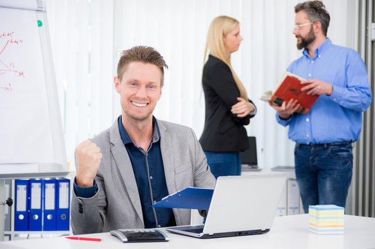 gesch&auml;ftsmann ballt die faust und hat einen deal