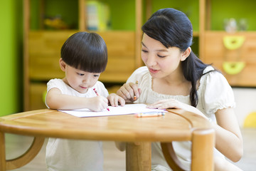 Obraz premium Mother and daughter practicing drawing
