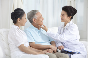 Obraz premium Family doctor examing senior patient