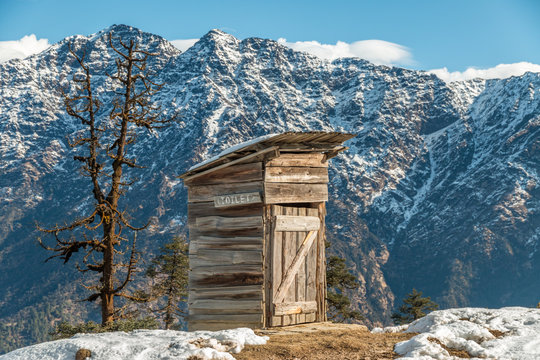 Toilette vor Bergpanorama