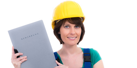 Bauarbeiterin mit Bewerbungsmappe