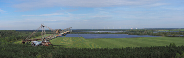 Sonnenkraft statt Braunkohle, Braunkohlebagger im Lausitzer Seenland, Solarfelder im Hintergrund