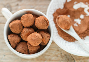 Homemade chocolate truffles with cocoa powder 