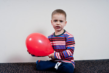 chłopiec trzyma balon © ftomasz