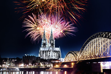 Köln Feuerwerk Silvester Nacht Dom Rhein Brücke Skyline - 99464091