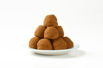 Cocoa dusted chocolate truffles