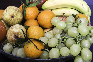 composizione di frutta fresa in primo piano dentro nel cesto 