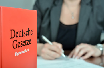 Anwältin bereitet sich in ihrer Kanzlei auf Prozess vor  