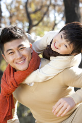 Obraz premium Father and son having fun in the park