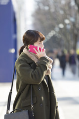 スマホで会話する若い女性　東京原宿表参道