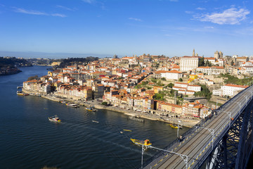 ポルトの歴史地区とドン・ルイス1世橋 © san724