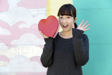 ハートの箱を持つ女性　驚く　裏原宿