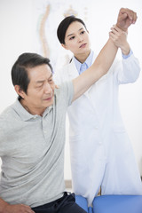 Obraz premium Female doctor examining senior patient