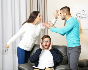 Obraz premium Young couple with problem on reception for family psychologist