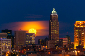 Fototapeta na wymiar Moon rising over Cleveland