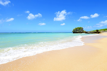 沖縄の美しい海と砂浜