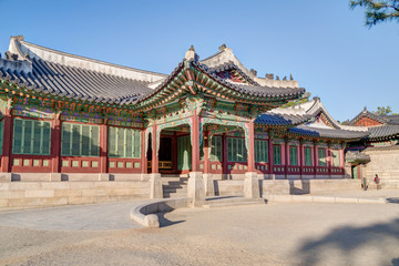 Fototapeta premium Wejście do Huijeong-jeon w pałacu Changdeokgung w Seulu