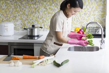 Obraz na płótnie Canvas Domestic staff washing vegetables