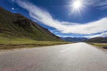 Naklejka premium Road in Tibet, China