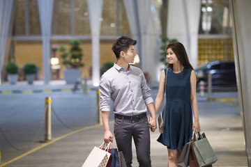 Fototapeta premium Happy young couple shopping