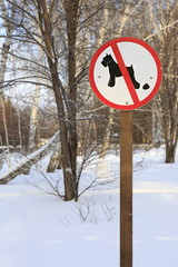 Sign forbidding dog walking in park.
