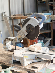 工房に置かれた卓上丸ノコ