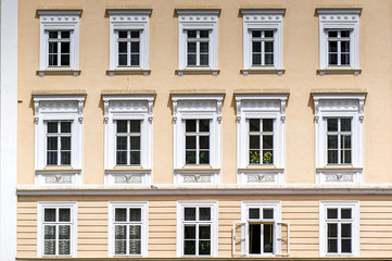Fototapeta na wymiar Barocke Häuserfasade in Salzburg