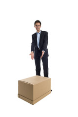 Businessmann mit Box in der Hand