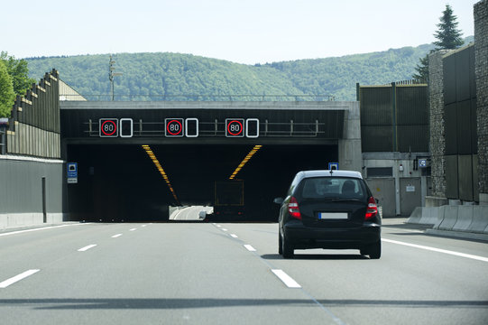 Autobahntunnel auf der A8 bei Gruibingen in Deutschland