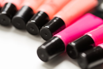 Obraz na płótnie Canvas close up of lip gloss tubes