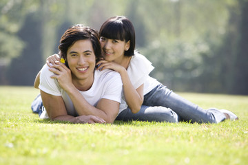 Naklejka premium Young couple sitting outdoors