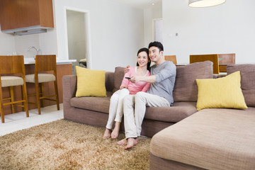 Obraz premium Young couple watching TV