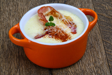 Cheese soup with bacon