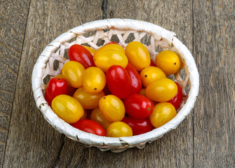 Yellow and red cherry tomatoes