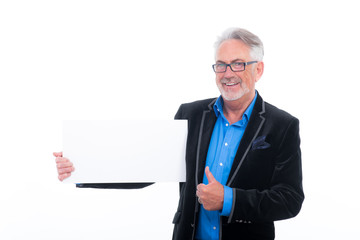 älterer mann hält ein schild und zeigt freudig den daumen