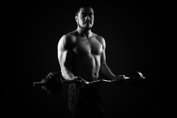 Fototapeta na wymiar Muskulöser Mann beim Training mit Langhantel