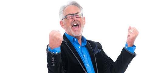 mann mit grauen haare jubelt